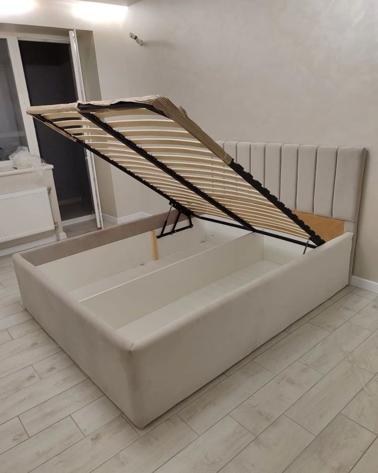 Lift-up storage bed